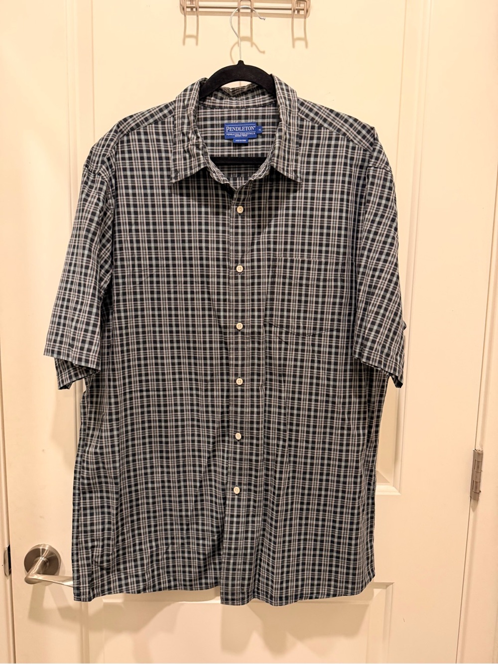 Pendleton Short Sleeve Plaid
Button Up Shirt Size XL
Black Gray